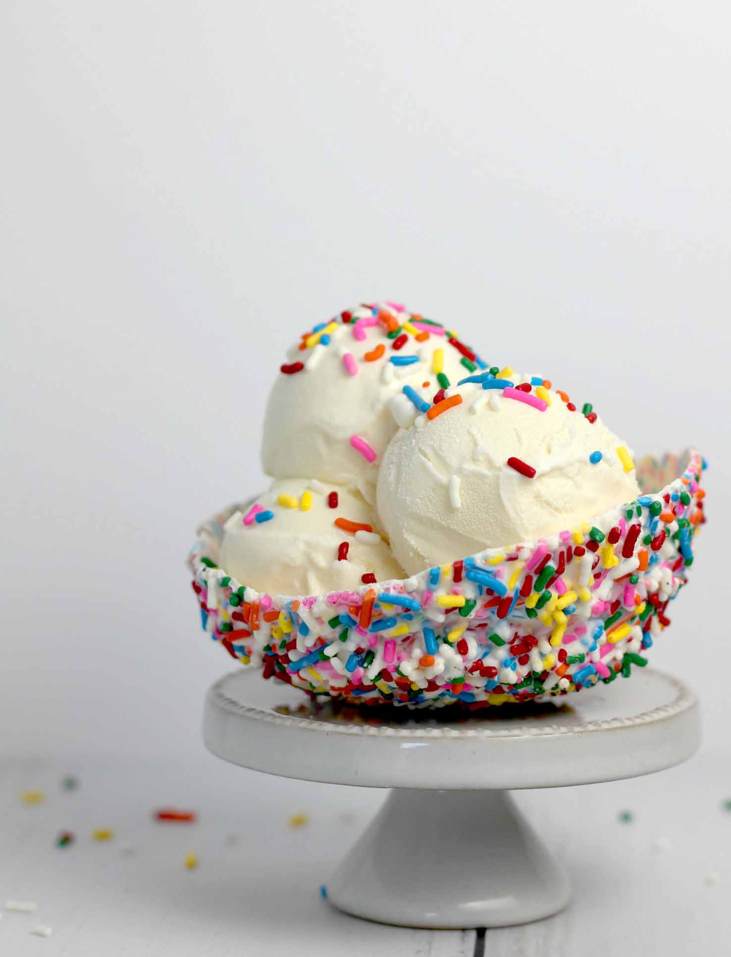 Glace à la vanille Boules de glace à la vanille avec des pépites colorées sur le dessus